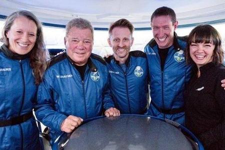 William Shatner (2. v. r.) mit seiner Weltraum-Crew. William Shatner (2. v. r.) mit seiner Weltraum-Crew.