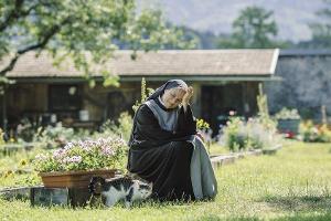 "Tatort: Wunder gibt es immer wieder": Die Nonnen - hier Schwester Barbara (Corinna Harfouch) - haben auch den Gefleckten Sc...