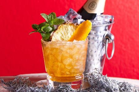 Der Silvester Mai Tai ist ein besonderer Drink zum Jahreswechsel. Der Silvester Mai Tai ist ein besonderer Drink zum Jahreswechsel.