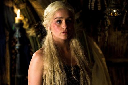 Daenerys Targaryen (Emilia Clarke) lebt in Staffel eins im Exil und wird zwangsverheiratet.