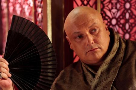 Varys (Conleth Hill) ist ein raffinierter und rätselhafter Eunuch, der einst im Kleinen Rat des Königs von Westeros der Meis...