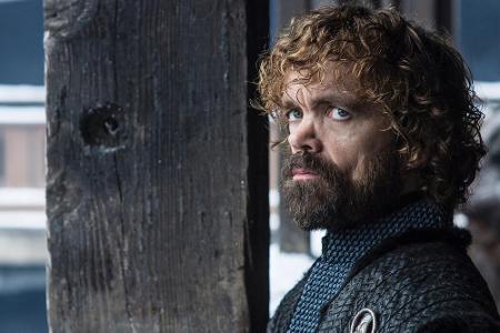 Tyrion schafft es, mehrmals dem Tod zu entrinnen und flieht - nachdem er seinen Vater tötet - nach Essos. Dort gewinnt er da...