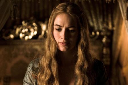 Cersei Lennister (Lena Headey), Witwe des verstorbenen König Robert Baratheon (Mark Addy), strebt von Staffel eins an nach M...