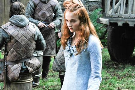 Sansa Stark (Sophie Turner) ist in Staffel eins ein typisches Mädchen, liebt schöne Kleider und das Stricken. Doch sie durch...