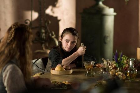Arya Stark (Maisie Williams) war seit jeher das krasse Gegenteil von ihrer Schwester Sansa. Sie wollte immer lieber im Kämpf...