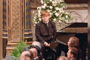 Elton John bei der Trauerfeier für Prinzessin Diana am 6. September 1997 in der Westminster Abbey.
