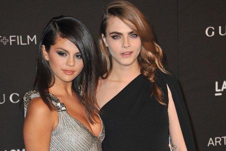 Selena Gomez und Cara Delevingne (r.) haben sich das gleiche Tattoo stechen lassen. Selena Gomez und Cara Delevingne (r.) haben sich das gleiche Tattoo stechen lassen.