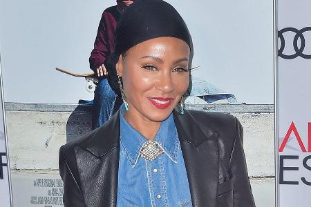 Jada Pinkett Smith geht kreativ mit ihrem Haarausfall um. Jada Pinkett Smith geht kreativ mit ihrem Haarausfall um.