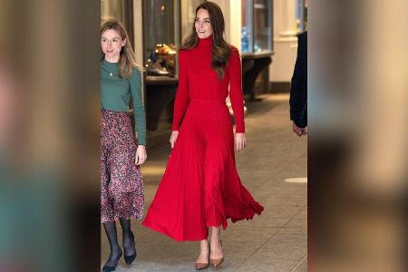Plisseerock plus gemütlicher Pullover: Herzogin Kate trägt den perfekten Weihnachtslook für das Fest zu Hause. Plisseerock plus gemütlicher Pullover: Herzogin Kate trägt den perfekten Weihnachtslook für das Fest zu Hause.