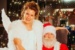 "Wenn das fünfte Lichtlein brennt": Weihnachtsmann Thorsten (Henning Baum) und seine Christkind-Kollegin (Xenia Tiling).