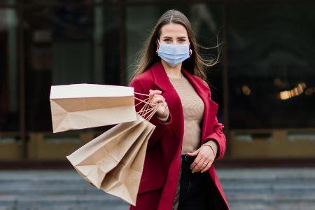 Nur geimpfte und genesene Personen können künftig im Einzelhandel shoppen. Nur geimpfte und genesene Personen können künftig im Einzelhandel shoppen.