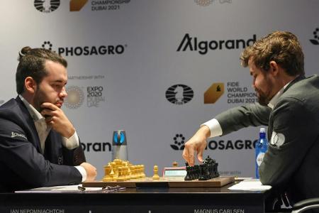 Rekordmatch bei der Schach-WM: Carlsen holt ersten Sieg Rekordmatch bei der Schach-WM: Carlsen holt ersten Sieg