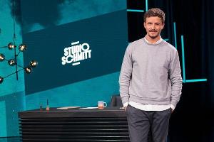 Tommi Schmitt im Studio seiner Sendung "Studio Schmitt".