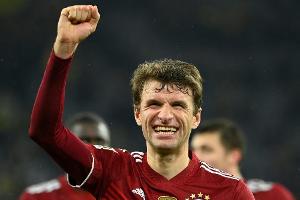 Müller zieht blank: Hosen-Geschenk für jungen Fan