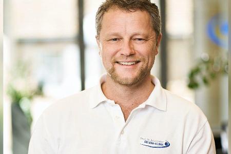 Prof. Dr. med. Sven Ostermeier ist leitender Orthopäde und Sportmediziner der Gelenk-Klinik Gundelfingen. Prof. Dr. med. Sven Ostermeier ist leitender Orthopäde und Sportmediziner der Gelenk-Klinik Gundelfingen.