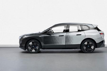 Elektro SUV iX in E-Reader-Folie