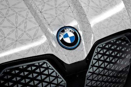 Elektro SUV iX in E-Reader-Folie
