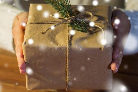 Bis wann sollten Verbraucherinnen und Verbraucher Geschenke bestellen oder verschicken, damit diese rechtzeitig vor Heiligab... Bis wann sollten Verbraucherinnen und Verbraucher Geschenke bestellen oder verschicken, damit diese rechtzeitig vor Heiligab...