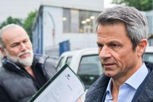 "Unter uns": Benedikt (r.) erkennt verstört, dass ihm die Rückkehr in den Alltag schwerer fällt als gedacht.