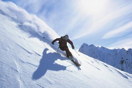 Skifahren ist in der Saison 2021/22 ist wieder möglich - in Österreich und der Schweiz gelten jedoch unterschiedliche Regeln. Skifahren ist in der Saison 2021/22 ist wieder möglich - in Österreich und der Schweiz gelten jedoch unterschiedliche Regeln.