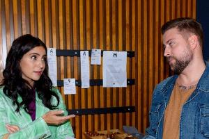 "GZSZ": Laura will verhindern, dass John das Charity-Event in Gefahr bringt.