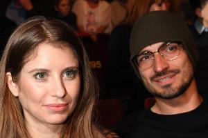 Cathy und Mats Hummels: Kuschelfoto auf dem Weihnachtsmarkt