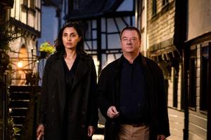 Narges Rashidi als Geldeintreiberin Azra und Peter Kurth als Strafverteidiger Schlesinger in "Ferdinand von Schirach - Glaub...