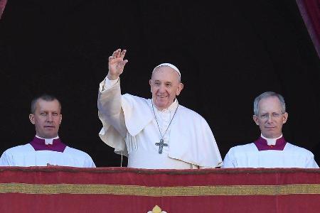 Papst Franziskus spendet den Weihnachtssegen. Papst Franziskus spendet den Weihnachtssegen.