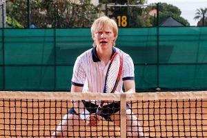 "Der Rebell - Von Leimen nach Wimbledon": Boris Becker (Bruno Alexander) brennt vor Ehrgeiz.