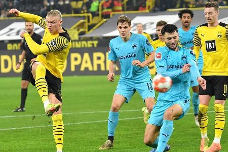 Mit großer Mühe erledigt Borussia Dortmund die Pflichtaufgabe gegen Aufsteiger Greuther Fürth und siegt durch späte Tore mit... Mit großer Mühe erledigt Borussia Dortmund die Pflichtaufgabe gegen Aufsteiger Greuther Fürth und siegt durch späte Tore mit...