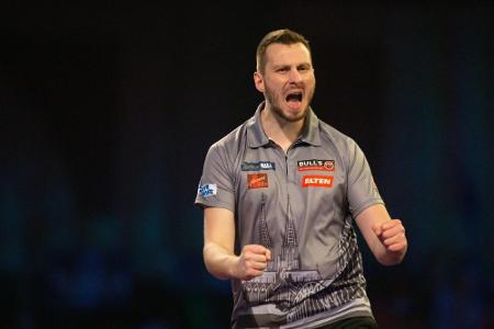 Hempel feiert Sensationssieg bei Darts-WM mit Tee an der Hotelbar Hempel feiert Sensationssieg bei Darts-WM mit Tee an der Hotelbar