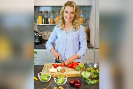 Dr. Alexa Iwan ist Ernährungswissenschaftlerin und TV-Moderatorin. Dr. Alexa Iwan ist Ernährungswissenschaftlerin und TV-Moderatorin.