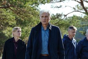 "Der Kommissar und das Meer: Woher wir kommen, wohin wir gehen": Kommissar Robert Anders (Walter Sittler, v.) und das forens...