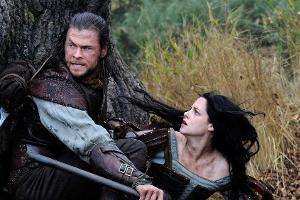 "Snow White & the Huntsman": Eric (Chris Hemsworth) ist von Snow Whites (Kirsten Stewart) Tapferkeit beeindruckt.