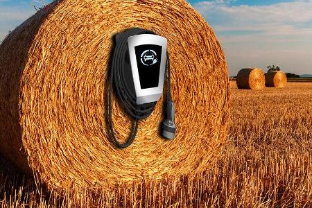 Wallbox Ladepunkt Strohballen Land Dorf Elektromobilität Wallbox Ladepunkt Strohballen Land Dorf Elektromobilität