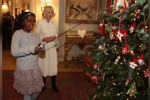 Herzogin Camilla hat im Clarence House den Baum mit der Hilfe von Kindern geschmückt.