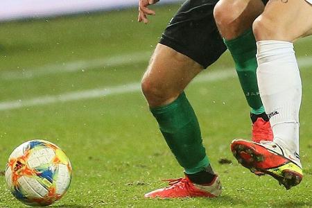 Regionalliga: Zwei Spieler kollabieren nach Schlusspfiff Regionalliga: Zwei Spieler kollabieren nach Schlusspfiff