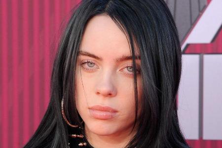 Billie Eilish hat sich von ihrer platinblonden Mähne verabschiedet. Billie Eilish hat sich von ihrer platinblonden Mähne verabschiedet.