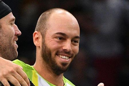 Schläger oder Schaufel? Tennisprofi Pütz macht jungen Fan in Madrid glücklich Schläger oder Schaufel? Tennisprofi Pütz macht jungen Fan in Madrid glücklich