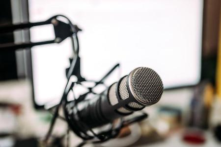 Ein Mikrofon und das Internet sind genug, um einen Podcast ins Leben zu rufen. Ein Mikrofon und das Internet sind genug, um einen Podcast ins Leben zu rufen.