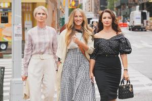 Cynthia Nixon alias Miranda Hobbes, Sarah Jessica Parker alias Carrie Bradshaw und Kristin Davis alias Charlotte York feiern...