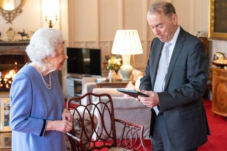 Queen Elizabeth II. und Thomas Trotter im Oak Room. Queen Elizabeth II. und Thomas Trotter im Oak Room.