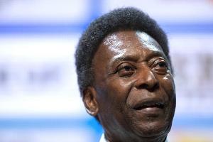 Nach Tumor-OP: Pele zur weiteren Behandlung wieder im Krankenhaus