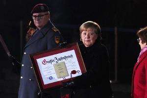 Zapfenstreich für Merkel: Tränen und bewegende Worte zur Pandemie