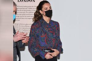 Herzogin Kate weiß das angesagte Paisleymuster stylisch zu kombinieren.