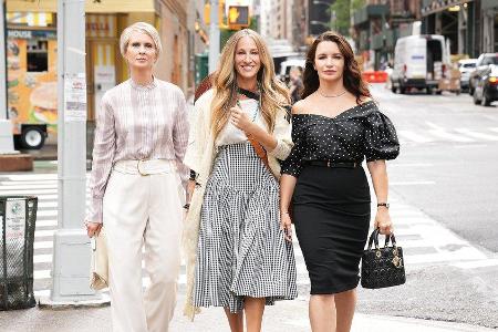 Im Dezember steht die lang ersehnte Rückkehr von Miranda, Carrie und Charlotte ins Haus. Im Dezember steht die lang ersehnte Rückkehr von Miranda, Carrie und Charlotte ins Haus.