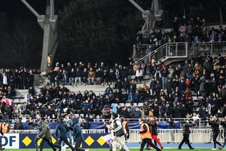 Nach Krawallen und Spielabbruch: Drei Pariser Fans festgenommen Nach Krawallen und Spielabbruch: Drei Pariser Fans festgenommen