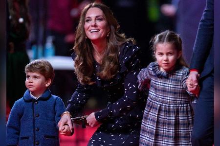 Herzogin Kate (M.) mit ihren beiden Kindern Prinz Louis (l.) und Prinzessin Charlotte auf dem roten Teppich. Herzogin Kate (M.) mit ihren beiden Kindern Prinz Louis (l.) und Prinzessin Charlotte auf dem roten Teppich.