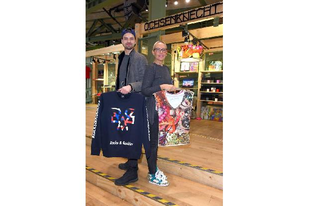 Ochsenknecht - ein Name, der für Talent, Schauspielkunst und Modeverständnis steht. Sowohl Jimi Blue als auch seine Mama Nat... Ochsenknecht - ein Name, der für Talent, Schauspielkunst und Modeverständnis steht. Sowohl Jimi Blue als auch seine Mama Nat...