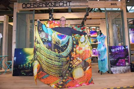 ...XXL-Schals dürfen sich Fans des Models und Freunde bunter Farben dank Natascha um den Hals hängen. Die Motive für die Dru...